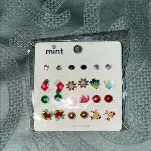 12 pairs of earrings GIVVVYYYY🌸🌸🌺🌺